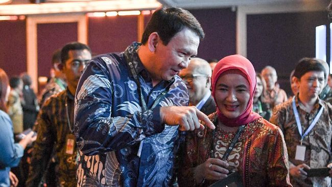 Direktur Utama PT Pertamina (Persero) Nicke Widyawati (kanan) berbincang dengan Komisaris Utama  Basuki Tjahaja Purnama (kiri) saat pembukaan Pertamina Energy Forum 2019 di Jakarta, Selasa (26/11/2019). PT Pertamina (Persero) menggelar Pertamina Energy Forum 2019 yang membahas perkembangan sektor energi dan bisnisnya dengan tema 