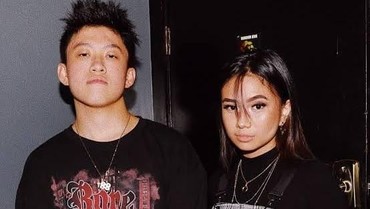 img-title Siap Tampil di Coachella, Suara Asli Rich Brian dan NIKI Jadi Sorotan