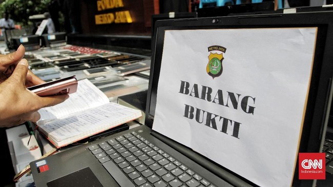 Polisi menangkap tiga tersangka kasus penipuan online dengan modus tawaran kerja paruh waktu jaringan internasional yang rugikan korban hingga ratusan juta.