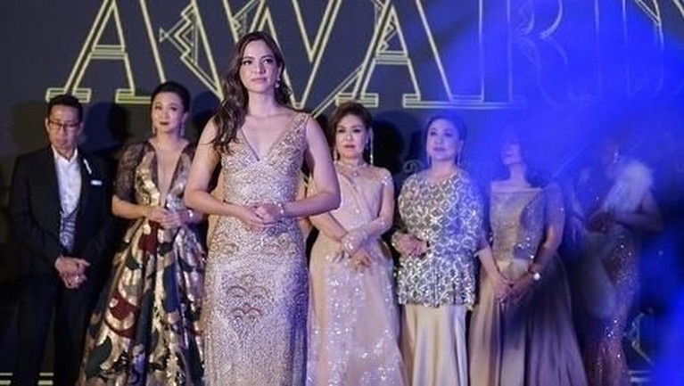 Nia Ramadhani terpilih menjadi Best Influencer di ajang E-Mas Award pada Senin (25/11). Yuk, intip potret cantiknya!