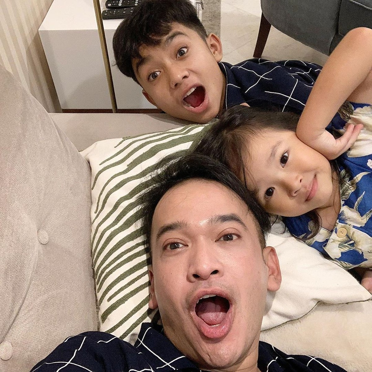 Ruben Onsu dan Sarwendah kerap memamerkan kekompakkan keluarga mereka bersama Betrand Peto juga Tania dan Thalia&period; Yuk&comma; intip potret gemas kelimanya&excl;