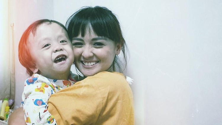 Joanna Alexandra menceritakan perkembangan Ziona, yang sudah mulai belajar berjalan.