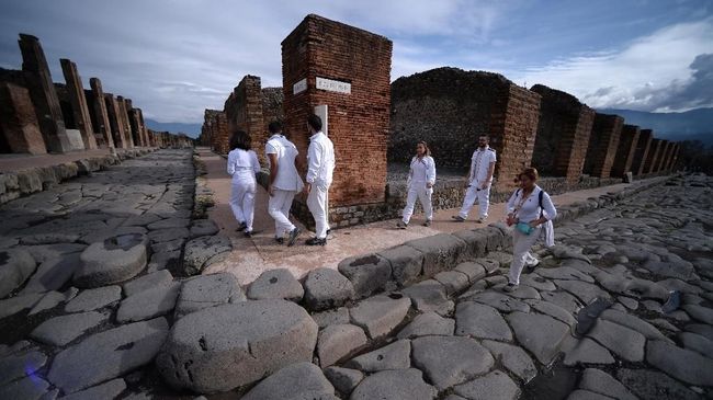 Curi Artefak Pompeii, Turis Akui Hidupnya Dikutuk dan Sial Turis asal Kanada itu mengaku kalau ia sampai terkena kanker lalu mengalami kesulitan keuangan setelah mencuri artefak dari Pompeii.