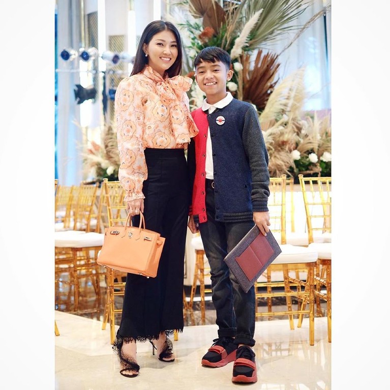 Potret Manis Betrand Peto bersama Ruben Onsu dan Sarwendah Ruben Onsu dan Sarwendah kerap memamerkan kekompakkan keluarga mereka bersama Betrand Peto juga Tania dan Thalia. Yuk, intip potret gemas kelimanya!