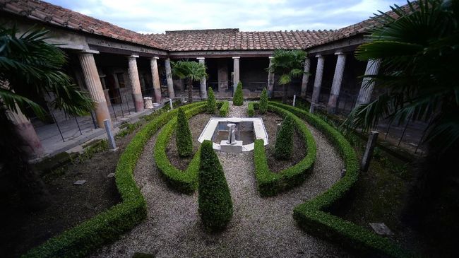 Area pemandian air panas di Pompeii namun hancur karena letusan gunung berapi kembali dibuka untuk pengunjung.