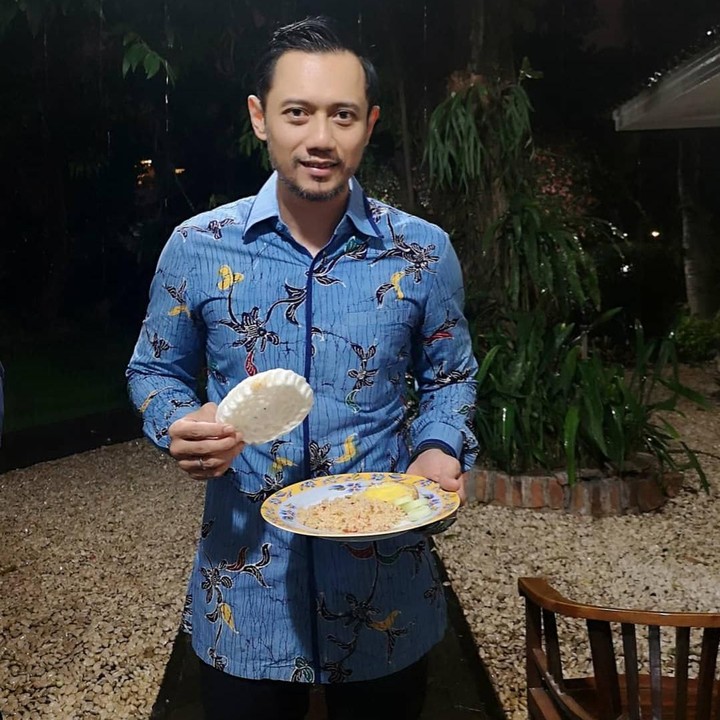<p>Enggak mesti mahal, rupanya AHY juga suka makan nasi goreng yang hanya dihidangkan dengan telur dan kerupuk. (Foto: Instagram @agusyudhoyono)</p>