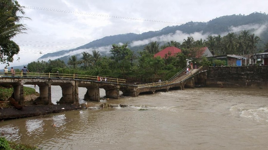 Jembatan yang membentang di atas Sungai Pangkua, Solok, Sumbar, ambruk. Jembatan itu ambruk imbas terjadi banjir di kawasan tersebut.