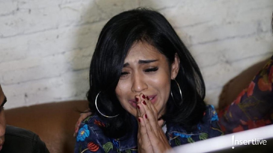 Air Mata Karen Pooroe Pergoki Suami di Apartemen Marshanda Karen Pooroe menangis karena sang suami kepergok berada di apartemen Marshanda.