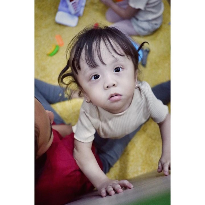 <p>Ziona lahir dengan keistimewaan yang membuatnya berbeda dari anak-anak kebanyakan. Saat dilahirkan, kondisinya prematur dan mengalami gangguan fungsi pernapasan serta posisi kaki bengkok. (Foto: Instagram @joannaalexandra)</p>