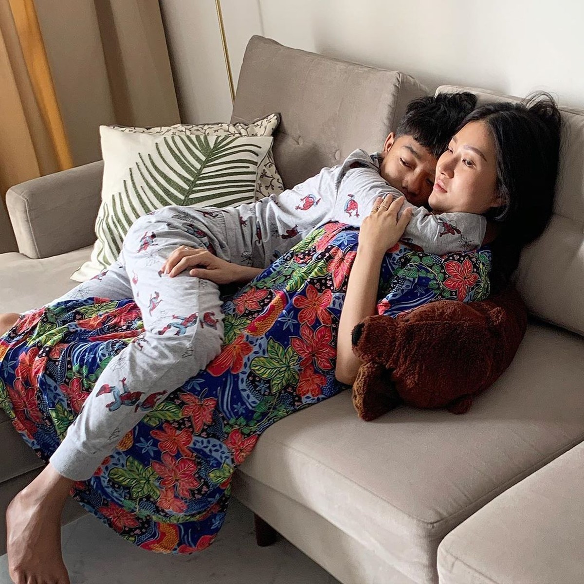 Ruben Onsu dan Sarwendah kerap memamerkan kekompakkan keluarga mereka bersama Betrand Peto juga Tania dan Thalia&period; Yuk&comma; intip potret gemas kelimanya&excl;