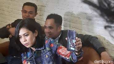 Karen Pooroe Masih Setia Dampingi Jenazah Putrinya yang Jatuh dari Apartemen