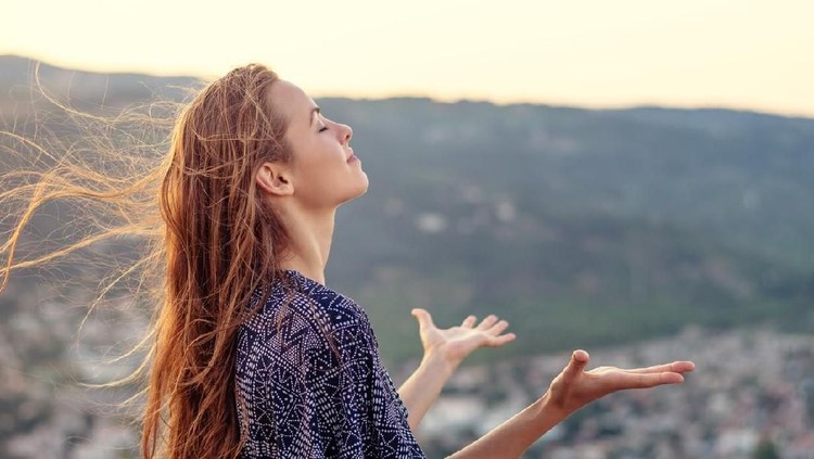 Bunda, simak ramalan zodiak hari ini mengenai keuangan, asmara, karier, hingga peruntungan lainnya yuk!
