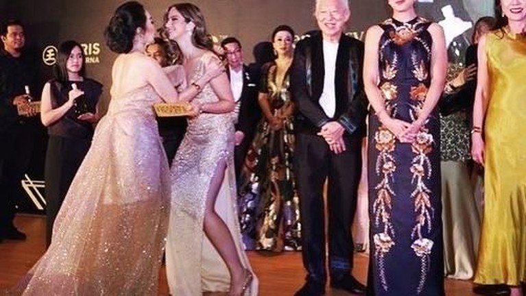 Nia Ramadhani terpilih menjadi Best Influencer di ajang E-Mas Award pada Senin (25/11). Yuk, intip potret cantiknya!