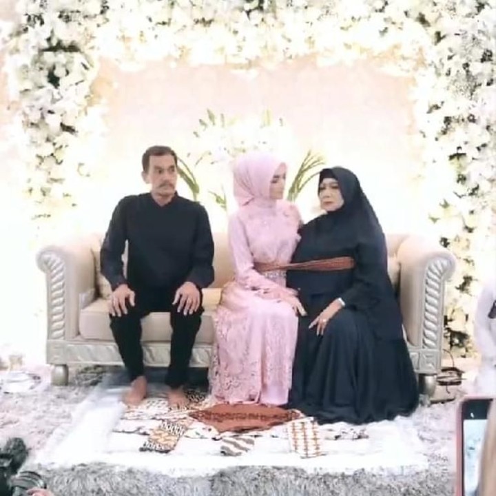 <p>Dalam acara pengajian yang videonya diunggah di Instagram Stories, tampak Citra Kirana juga melakukan sungkem kepada kedua orang tua. (Foto: Instagram)</p>