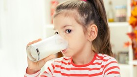 6 Cara Mudah Kenalkan Susu Sapi Pada Balita
