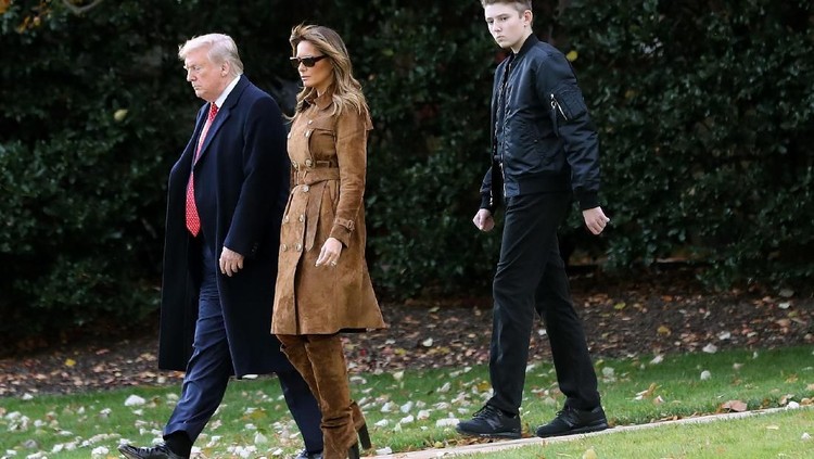 WASHINGTON, DC - NOVEMBER 26: U.S. President Donald Trump, first lady Melania Trump and their son Barron Trump walk across the South Lawn before leaving the White House on board Marine One November 26, 2019 in Washington, DC. Trump is traveling to Florida for a campaign rally and is scheduled to spend the Thanksgiving holiday at his private Mar-a-Lago Club. (Photo by Chip Somodevilla/Getty Images)