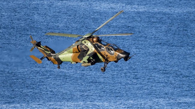 Setidaknya lima orang tewas akibat kecelakaan helikopter militer Irak yang jatuh saat kru sedang menjalankan misi tempur melawan sel tidur ISIS, Kamis (29/7).