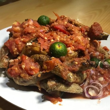 Mencicipi Ayam Super Pedas yang Bikin Mata Melek