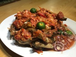 Mencicipi Ayam Super Pedas yang Bikin Mata Melek