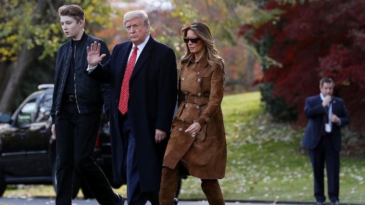 WASHINGTON, DC - NOVEMBER 26: U.S. President Donald Trump, first lady Melania Trump and their son Barron Trump walk across the South Lawn before leaving the White House on board Marine One November 26, 2019 in Washington, DC. Trump is traveling to Florida for a campaign rally and is scheduled to spend the Thanksgiving holiday at his private Mar-a-Lago Club. (Photo by Chip Somodevilla/Getty Images)