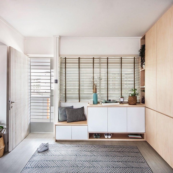 Ruang tamu tanpa sofa seperti ini terlihat sangat simpel. Dinding depan dan kanan berfungsi sebagai tempat penyimpanan. Tempat duduknya hanya karpet yang ada di tengah ruangan. Jadi, lebih hemat tempat kan? (Foto: Instagram @qanvast)