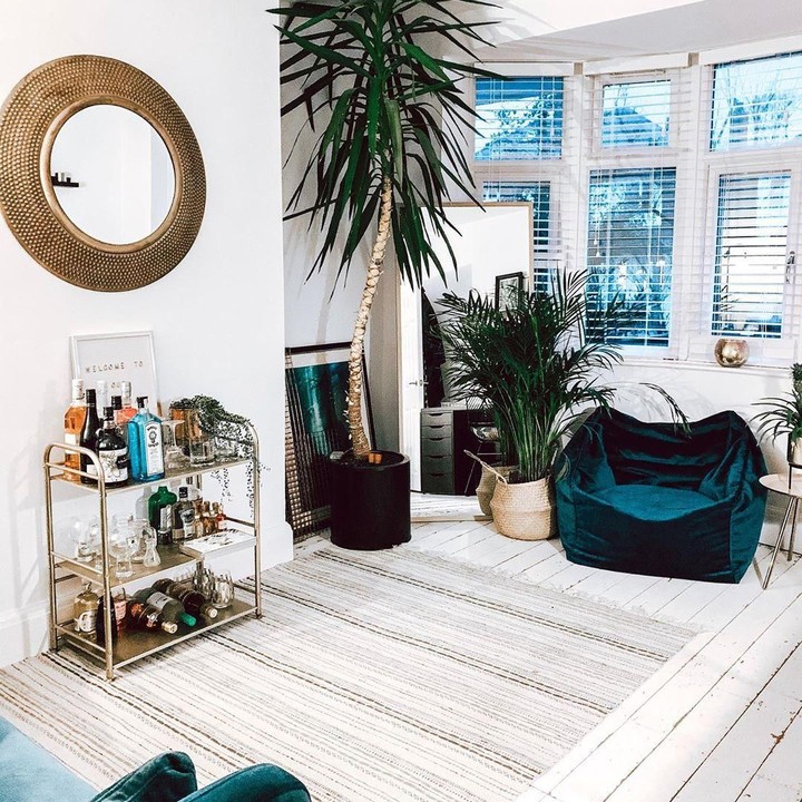 Kalau Bunda enggak mau pakai sofa untuk di ruang tamu, bean bag bisa jadi alternatif pilihan nih. Selain bentuknya yang unik, bean bag juga mudah untuk dipindahkan. (Foto: Instagram @keelis.journey)