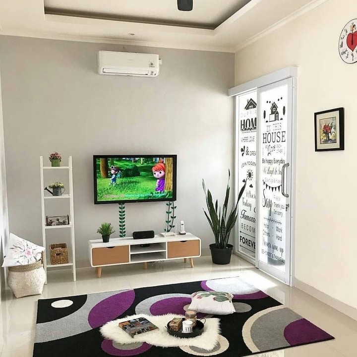 Ruang tamu sekaligus ruang keluarga ini terlihat luas karena hanya ada sedikit barang. Penambahan ornamen tanaman mempercantik ruangan ini. (Foto: Instagram @rumahcreativa)