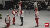 Upacara pengukuhan kontingen atlet Indonesia untuk SEA Games 2019 di Hall Bola Basket, GBK, Jakarta, Rabu (27/11). (CNN Indonesia/Bisma Septalisma)