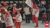 Para atlet satu per satu mencium bendera Merah Putih sebagai bentuk kesungguhan berjuang demi nama negara di SEA Games 2019. (CNN Indonesia/Bisma Septalisma)