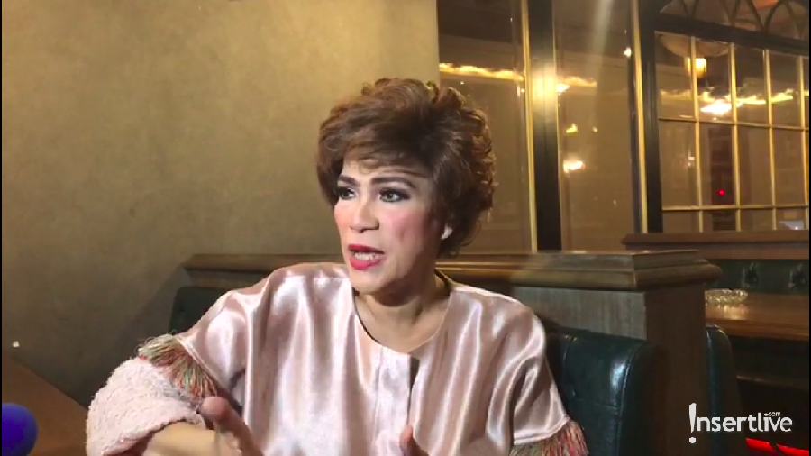 Dorce Gamalama sedang asyik merintis usaha sebuah toko bunga. Selain itu ia juga tengah sibuk mengajarkan para penyanyi Amerika untuk bernyanyi dangdut.