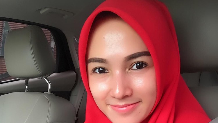 Benazir, istri kedua Limbad melayangkan gugatan cerai kepada sang suami dan mengajukan isbat. Selain Benazir, 5 seleb ini juga pernah mengajukan isbat nikah.