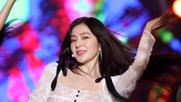 img-title Tampil Memesona, Irene Red Velvet Tarik Perhatian Jutaan Pasang Mata