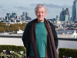 Pemeran Gandalf Terjatuh di Panggung saat Main Teater