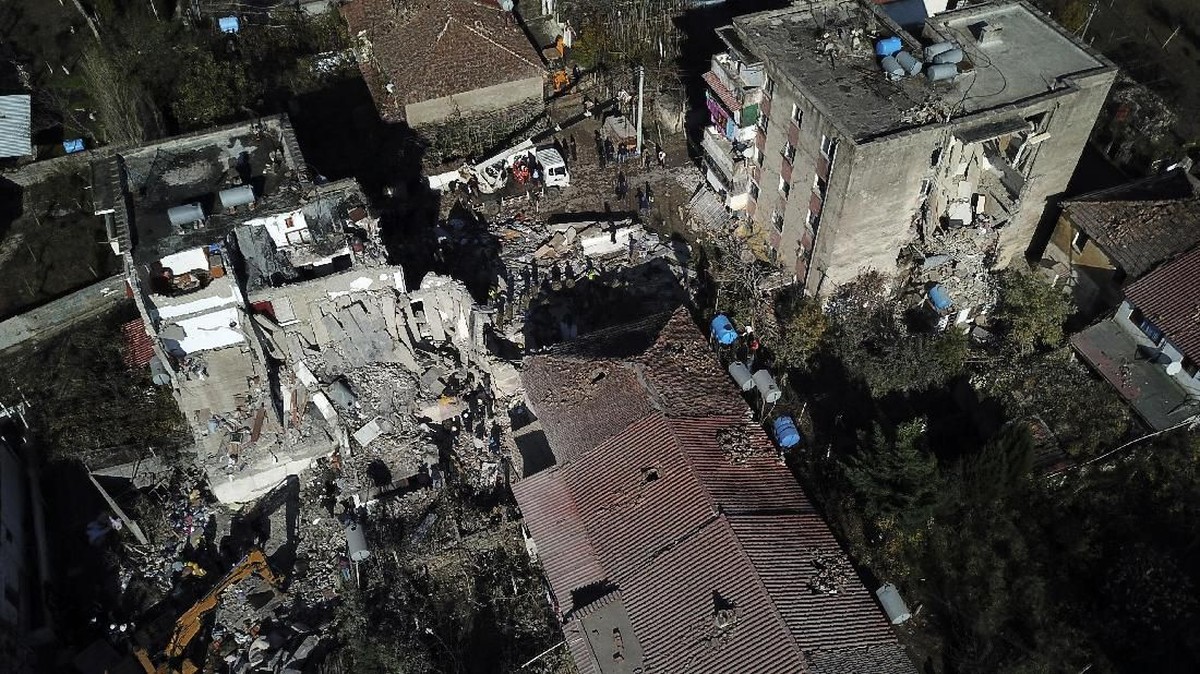 FOTO: Derai Air Mata Akibat Gempa Albania