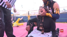 VIDEO: Aksi Gulat Wanita di Bolivia Seperti WWE