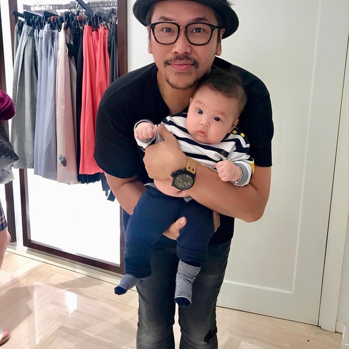 <p>Di caption Sammy Simorangkir, ia selalu menomorsatukan keluarganya. Bila di luar kota, ia selalu ingin cepat-cepat bertemu keluarga kecilnya. (Foto: Instagram @sammysimorangkir)</p>
