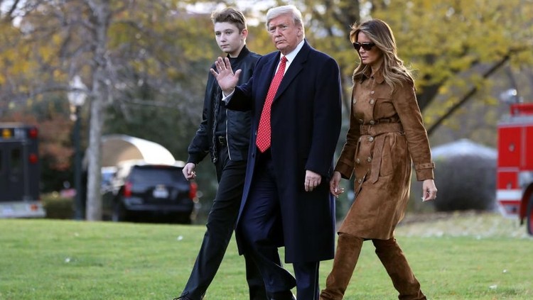 WASHINGTON, DC - NOVEMBER 26: U.S. President Donald Trump, first lady Melania Trump and their son Barron Trump walk across the South Lawn before leaving the White House on board Marine One November 26, 2019 in Washington, DC. Trump is traveling to Florida for a campaign rally and is scheduled to spend the Thanksgiving holiday at his private Mar-a-Lago Club. (Photo by Chip Somodevilla/Getty Images)