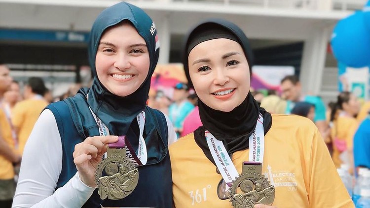 Artis-artis cantik ini enggak cuma hobi lari, Bunda, mereka juga ikut marathon 42 kilometer.