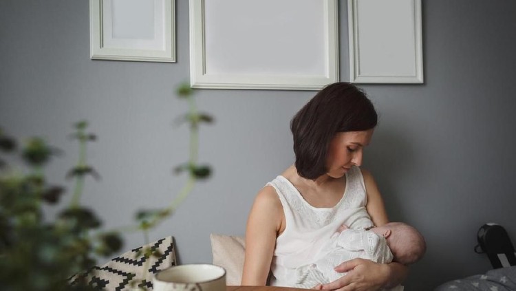 Volume ASI yang terlalu banyak keluar lewat payudara atau overactive letdown seringkali membuat bayi tersedak. Nah, ada beberapa tips yang bisa dilakukan Bunda.