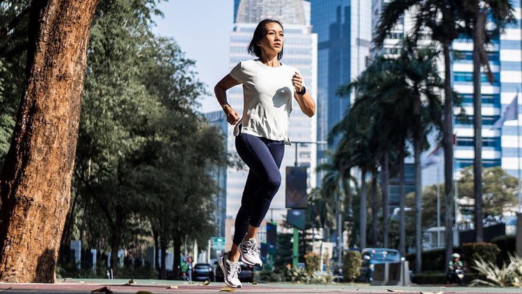 Artis-artis cantik ini enggak cuma hobi lari, Bunda, mereka juga ikut marathon 42 kilometer.
