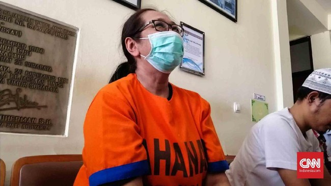 Terdakwa Tri Susanti alias Susi memekikkan kata merdeka seraya mengangkat tangannya yang diborgol. Pendukung Susi menyambutnya dengan berteriak merdeka.