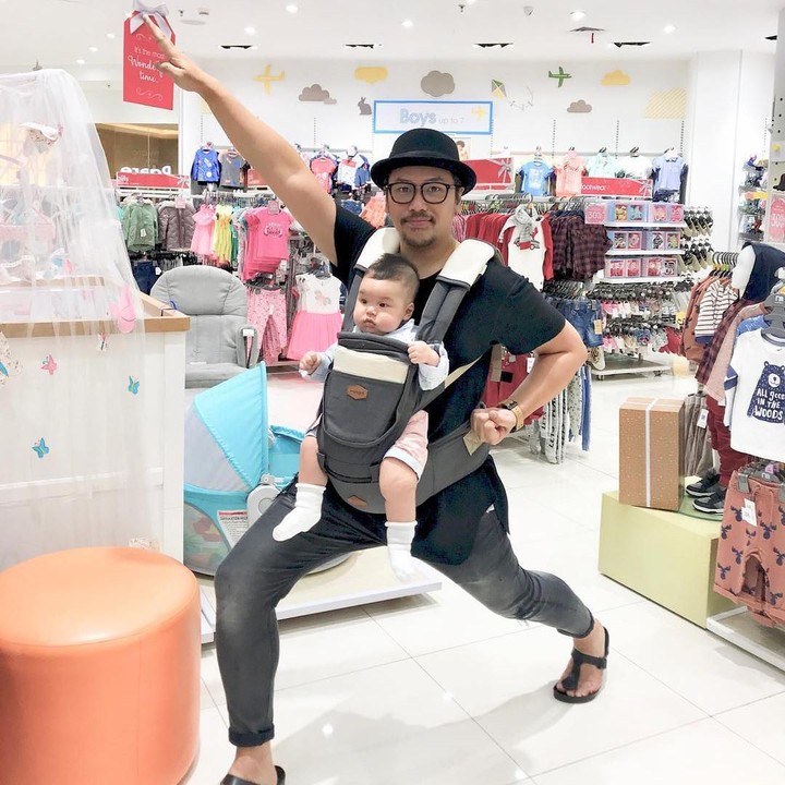 <p>Selain sibuk di atas panggung, Sammy juga membagi waktunya bersama si kecil, Geva. Bisa dilihat di foto ini, Bunda. (Foto: Instagram @sammysimorangkir)</p>