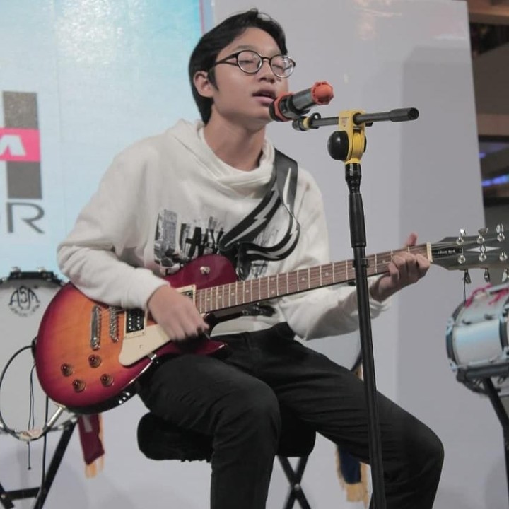 <p>Enggak cuma wajahnya nih, Bunda, Kiesha juga tampaknya mewarisi bakat bermusik sang ayah. (Foto: Instagram @kiesha.alvaro)</p>