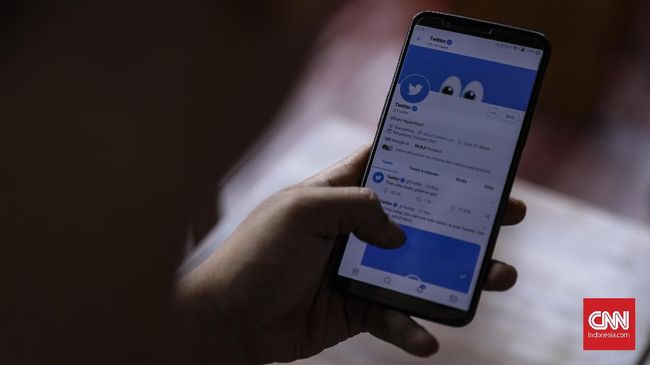 Ilustrasi Twitter, Rabu, 27 November 2019. Layanan jejaring sosial berlogo burung biru ini dikabarkan akan menghapus akun yang sudah tak aktif selama lebih dari enam bulan mulai 11 Desember. CNN Indonesia/Bisma Septalisma