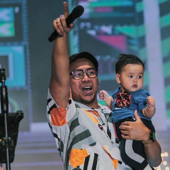 <p>Jika ada kesempatan, Geva juga dibawa ke atas panggung lho. (Foto: Instagram @sammysimorangkir)</p>
