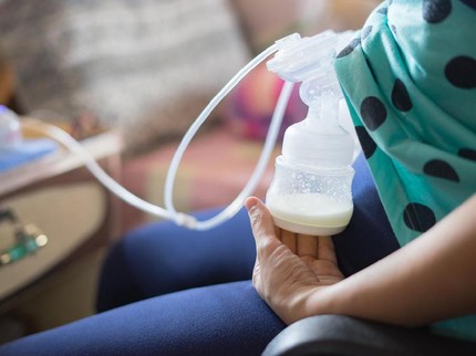 Mengharukan! Bayinya Meninggal, Ibu Ini Tetap Pompa dan Donorkan ASI