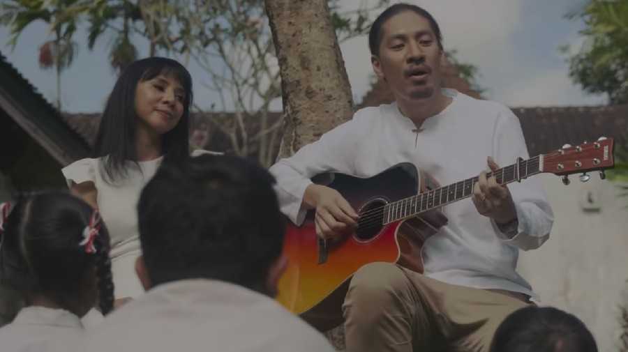 Arina Ephipania dan Hiroaki Kato nyanyikan ulang lagu berjudul Nada Sousou dalam bahasa Indonesia.