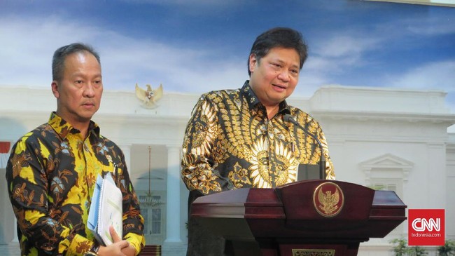 Menteri Koordinator Bidang Perekonomian Airlangga Hartarto bersama Menteri Perindustrian Agus Gumiwang Kartasasmita di Kompleks Istana Kepresidenan Jakarta, Kamis (28/11).