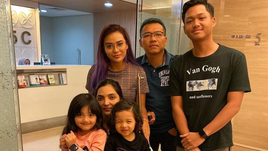 Ashanty rela pergi pakai selang oksigen demi temani anak nonton Forzen 2.