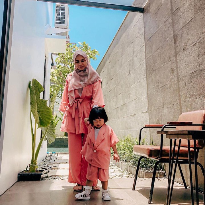 <p>Enggak kalah dengan yang lain, Nycta Gina juga kompak banget nih sama Lembar Putih. (Foto: Instagram @missnyctagina)</p>